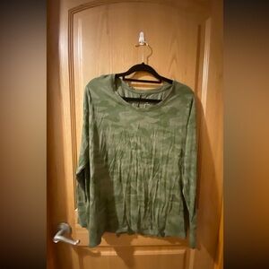A.n.a Women’s XXL Green Camouflage  Long Sleeve Tee Shirt with Cuff Sleeve